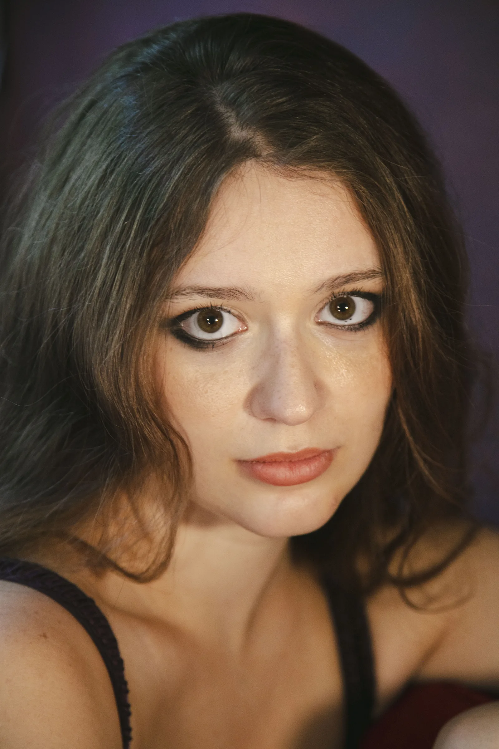 Portrait de jeune femme plan taille sur canapé
