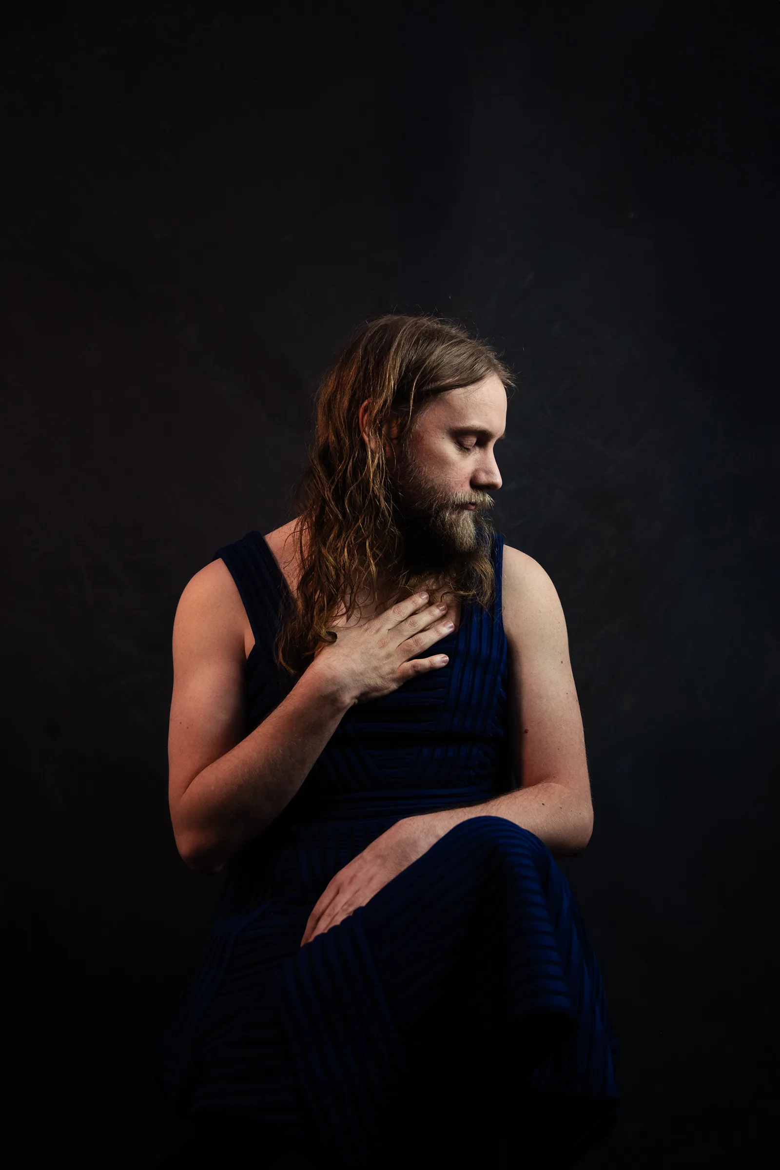 Portrait de Guillaume sur fond rouge