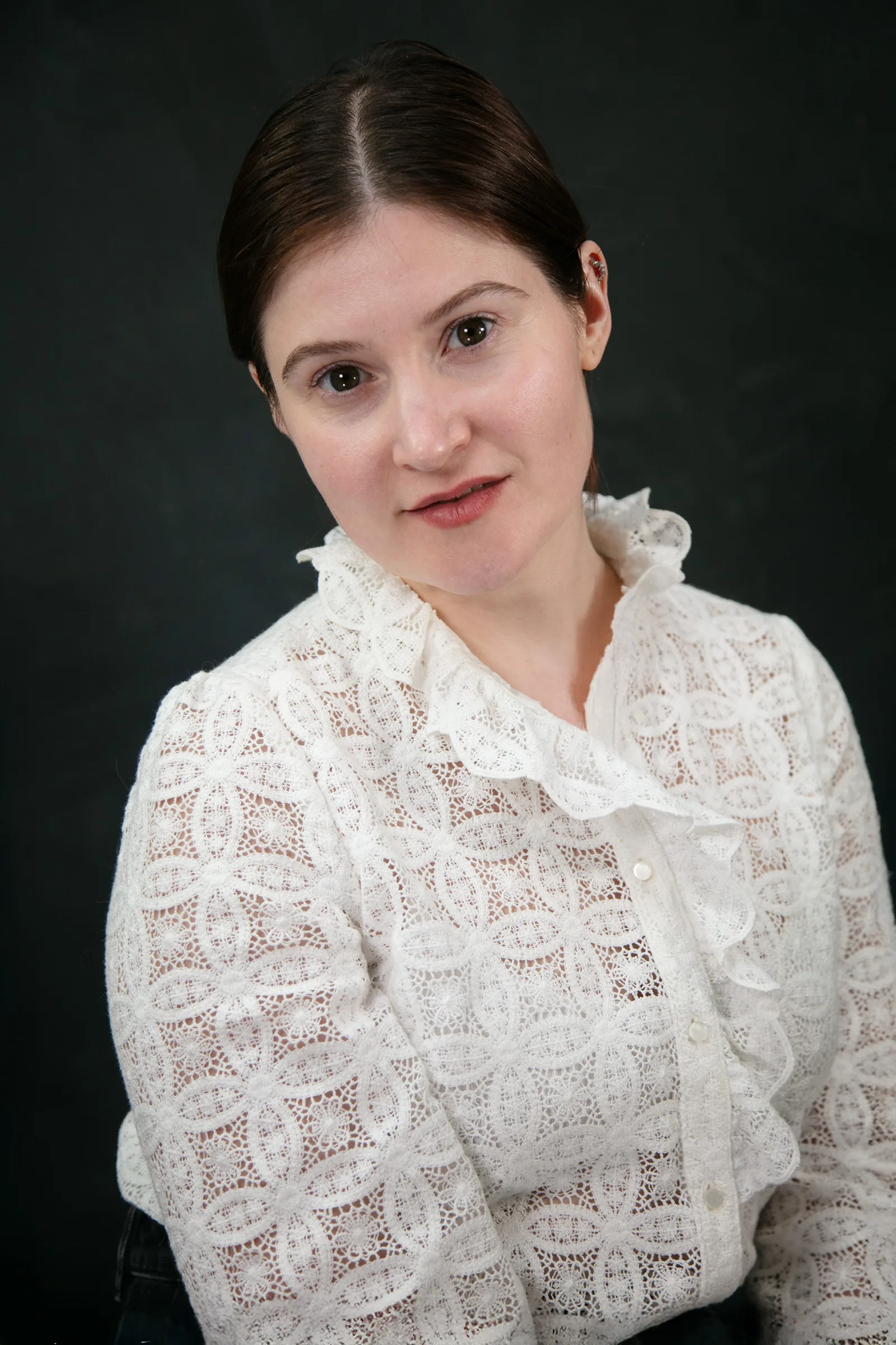 Portrait de Mariia sur fond sombre