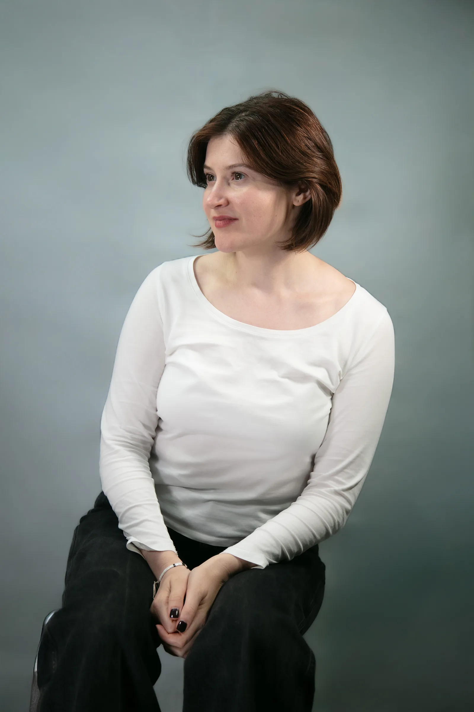 Portrait de Mariia sur fond gris