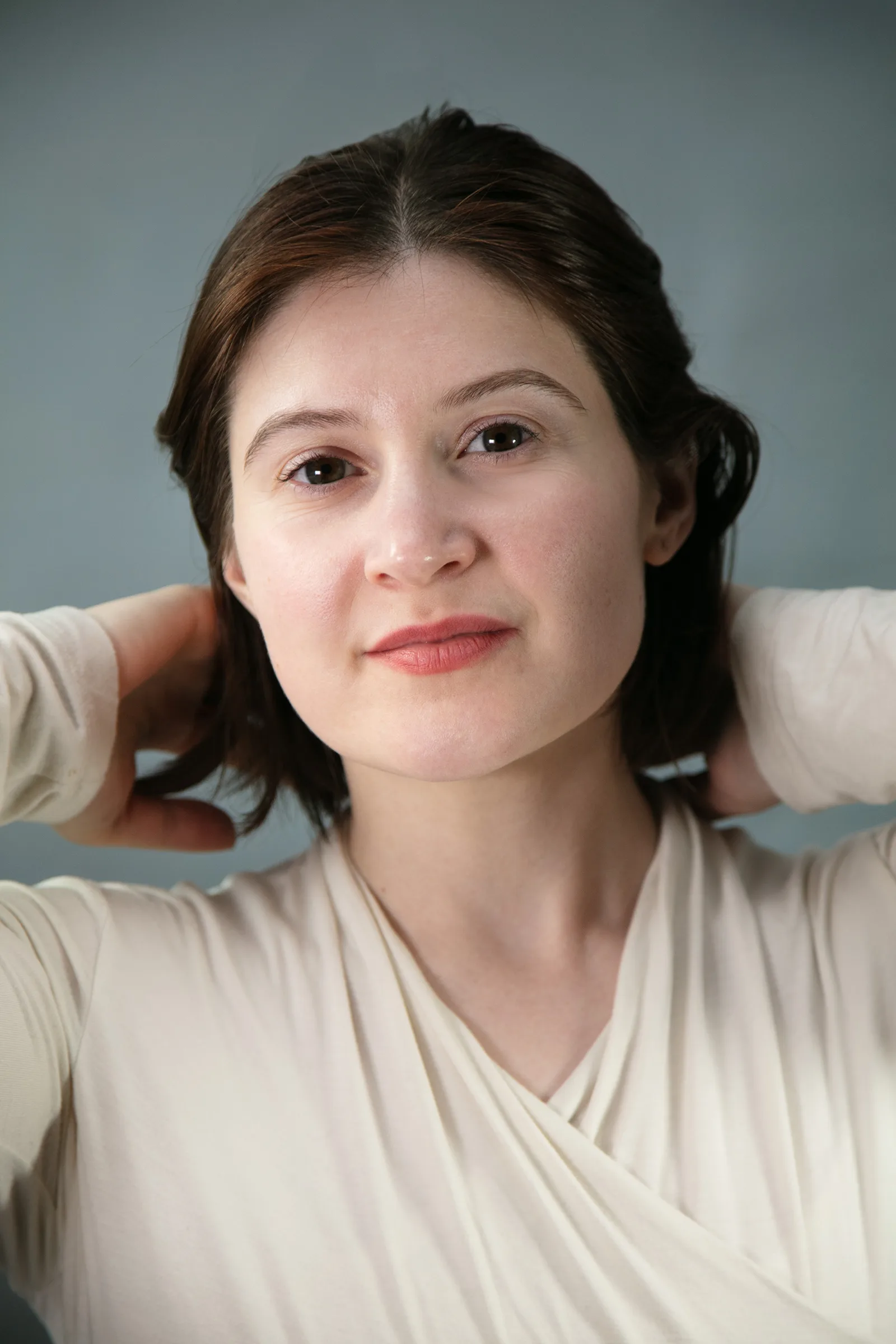 Portrait studio de comédienne sur fond gris