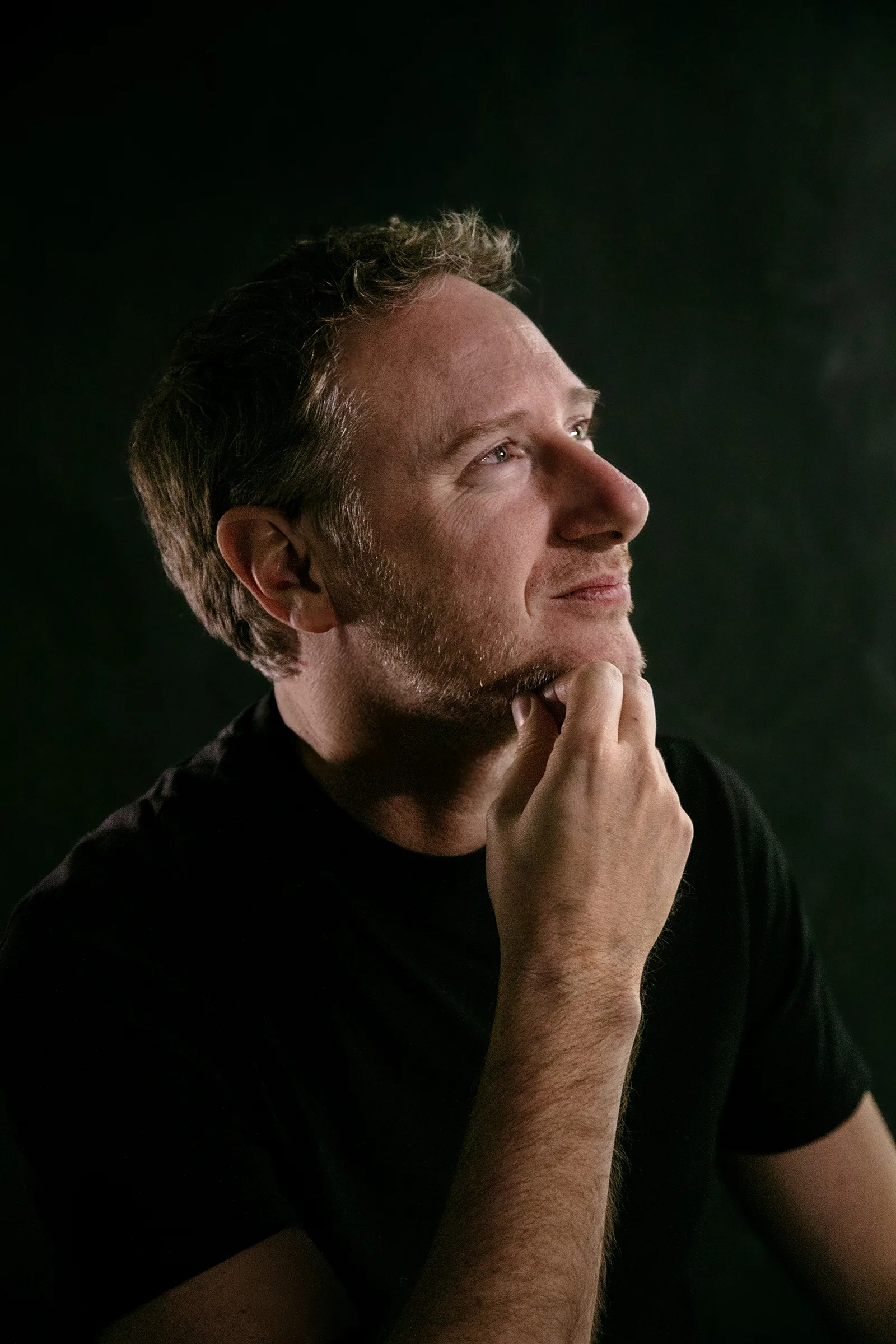Portrait de Robin sur fond gris