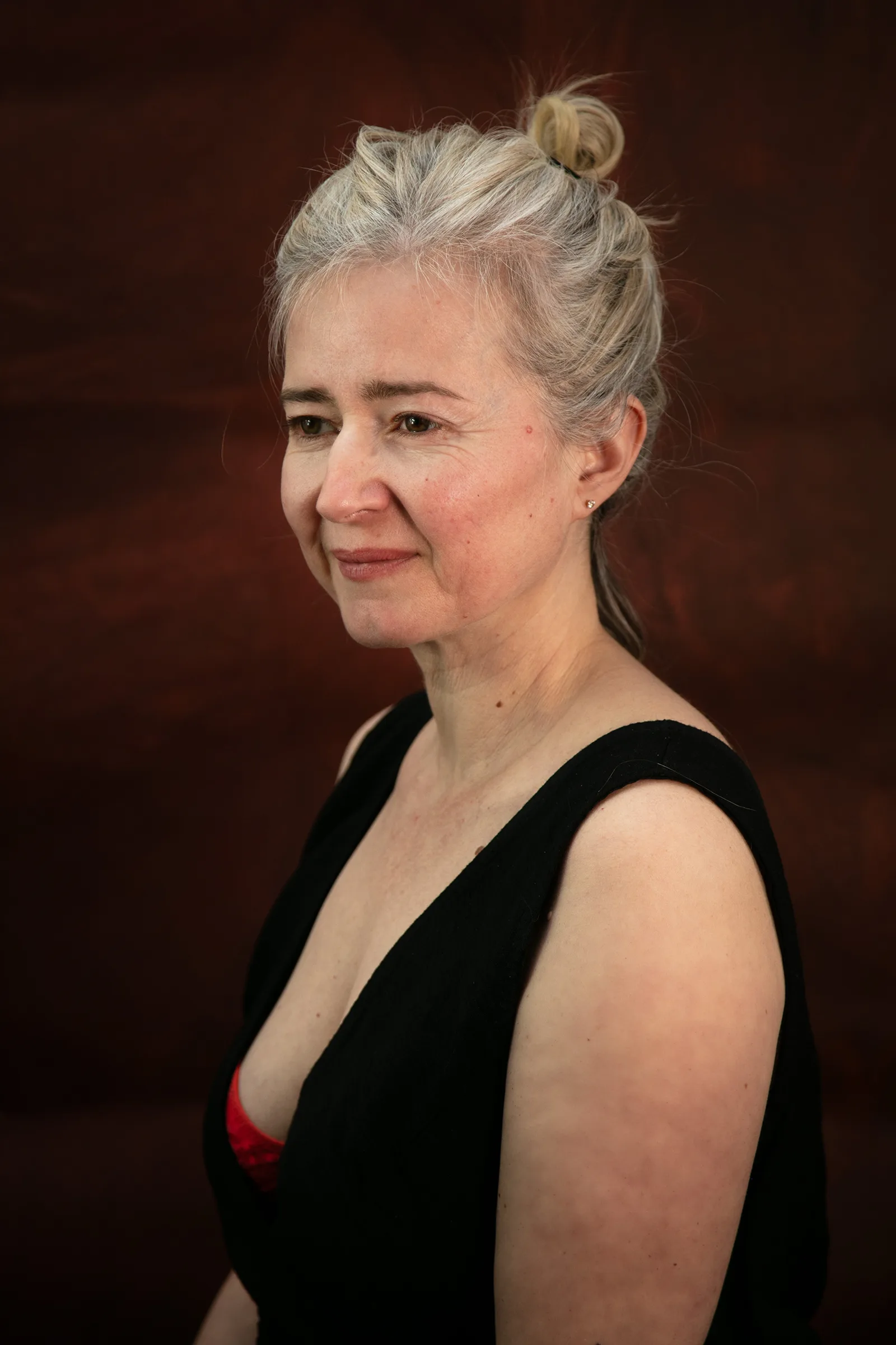 Portrait de Selma sur fond brun