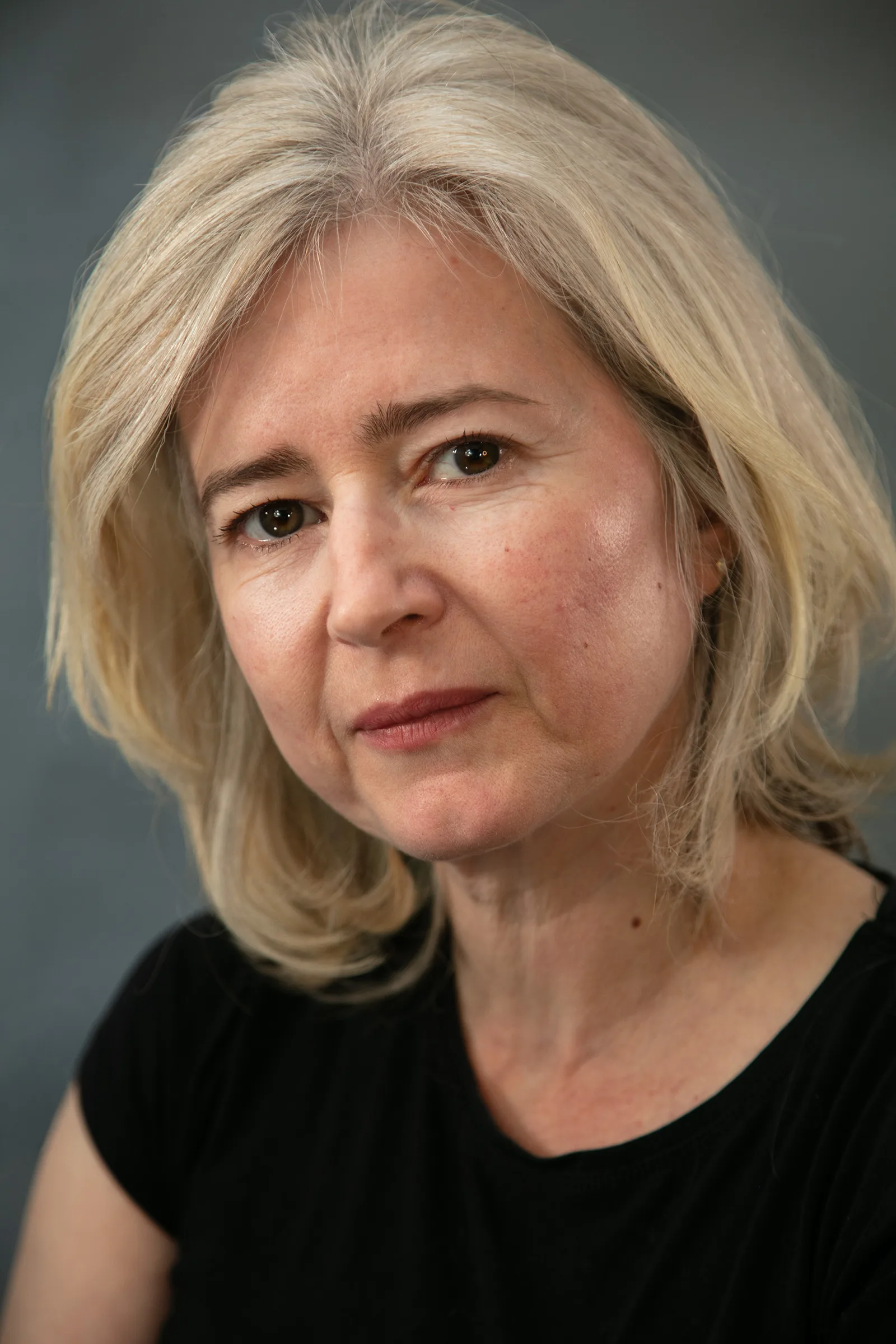 Portrait de Selma sur fond gris